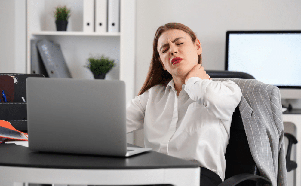 Dolor cervical crónico: señales que no debes ignorar y cómo tratarlo a tiempo